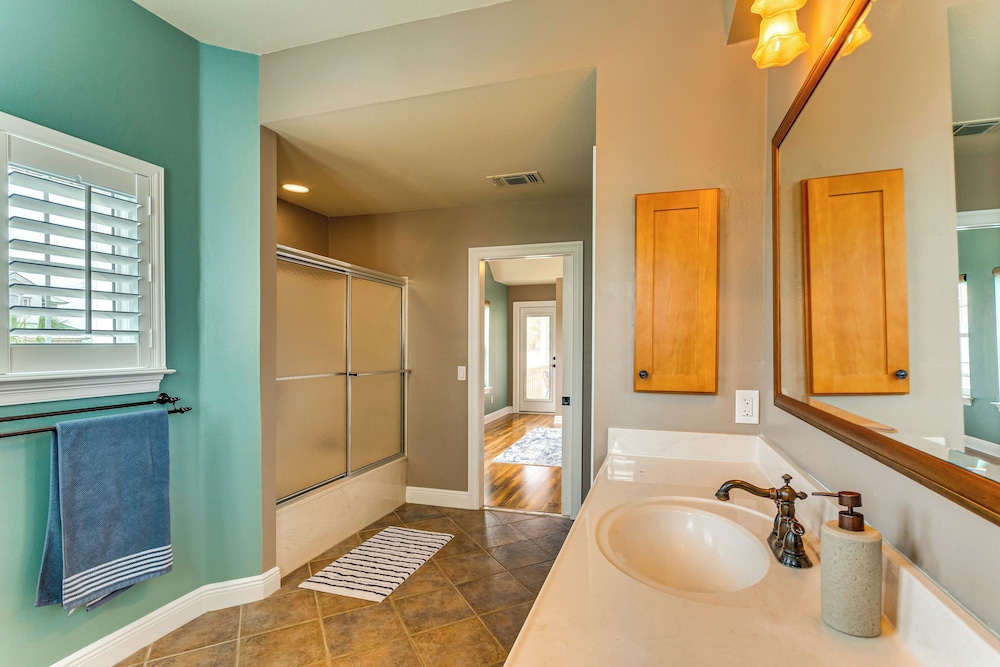 Steps to Bay: Tranquil Navarre Retreat w/ Balcony