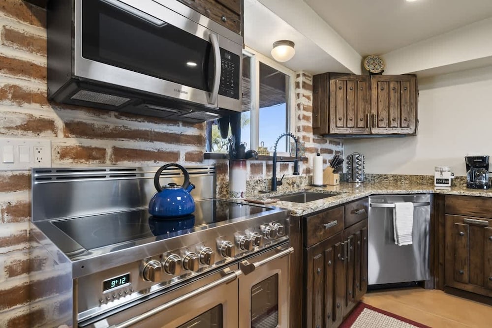 Panoramic Mountain Views Heated Pool 2 Kitchens