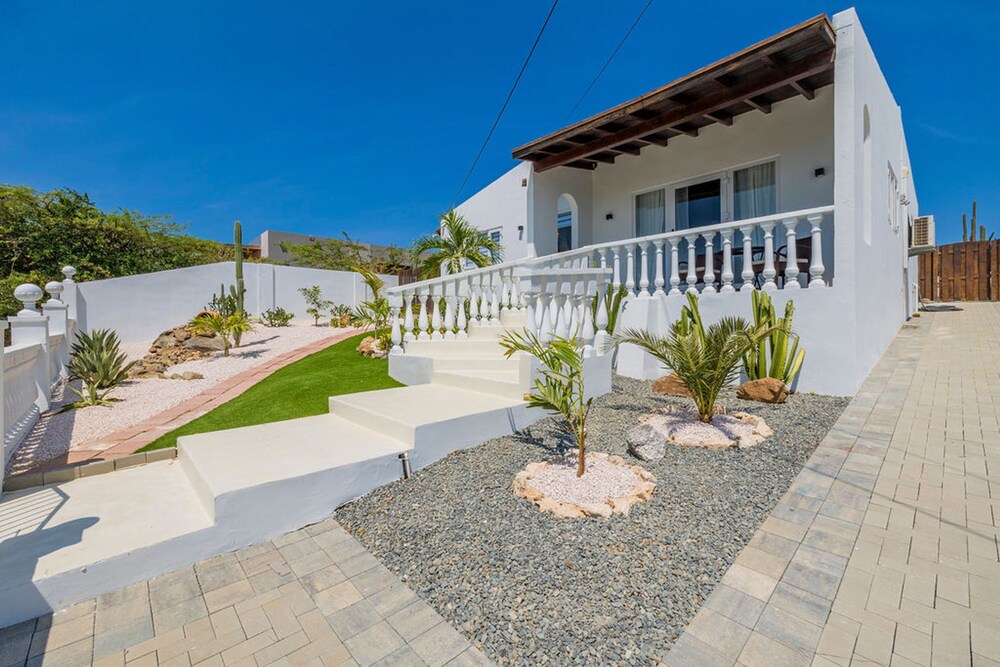 2BR Countryside Home w Sea Views Private Pool