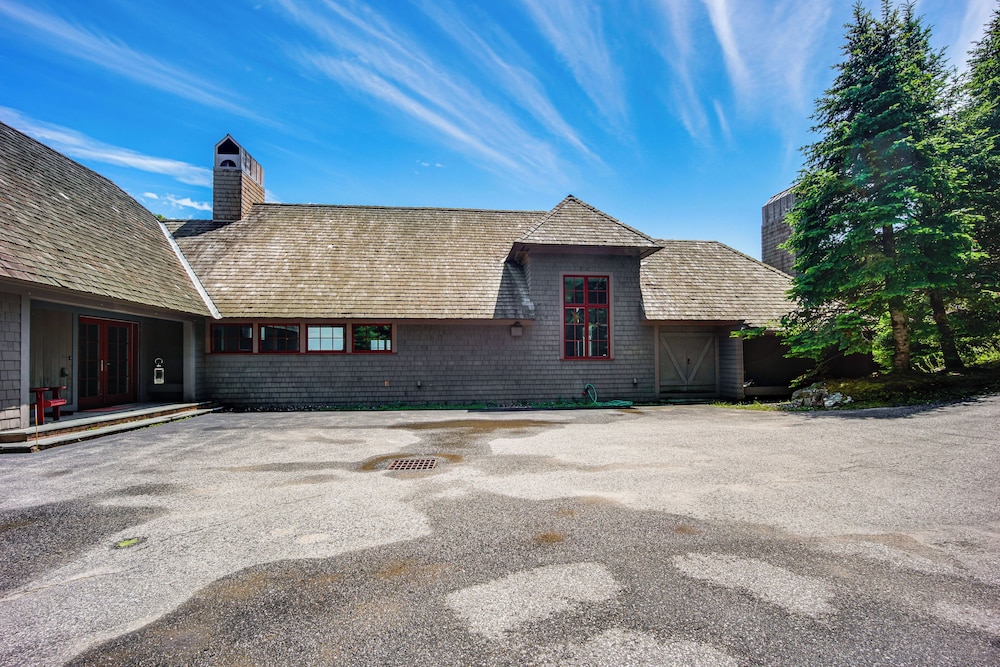 Group-friendly Newbury Stunner: Home Gym, Hot Tub!
