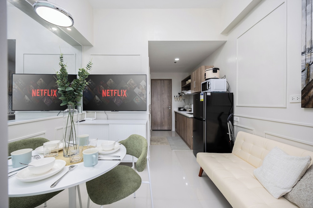 Chic Studio With Balcony & City View Near Airport