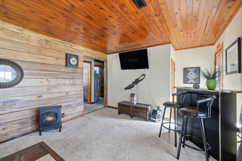Cozy Country Retreat Hot Tub, Fire Pit & Guitars 2 Bedroom Home