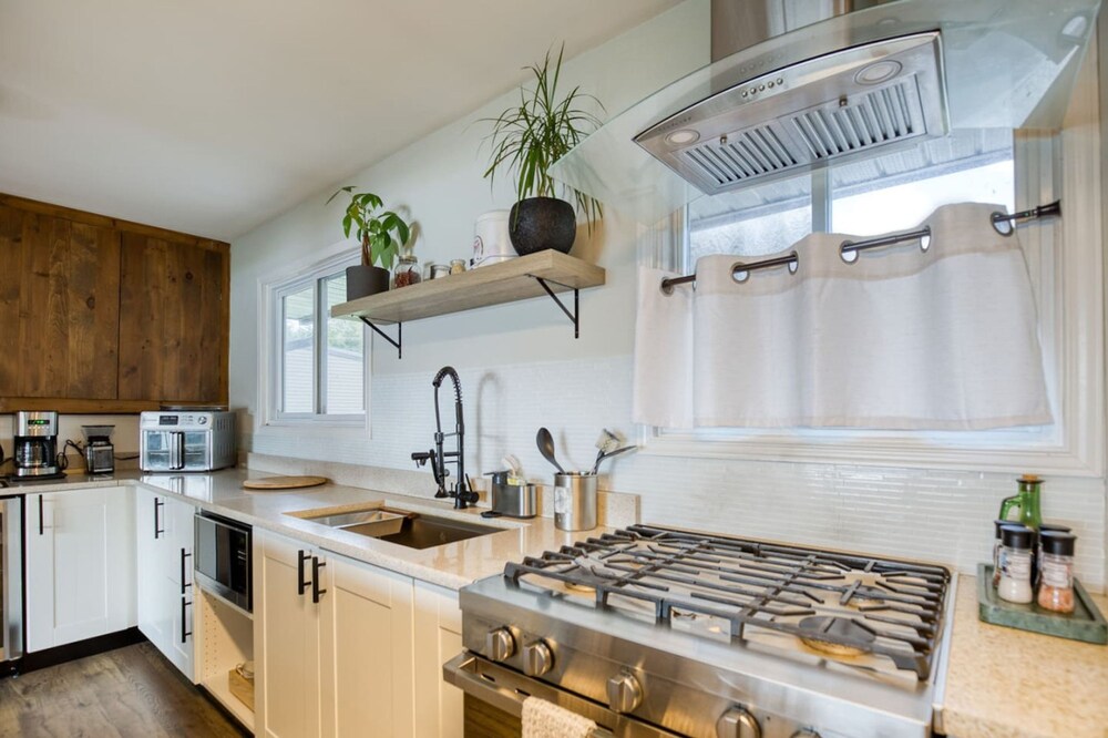 Waterfront Cottage w Swim Spa BBQ Close to Skiing