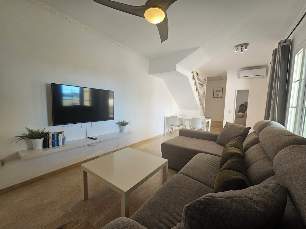 Comfortable Modern House With Jacuzzi, and Access to Swimming Pool