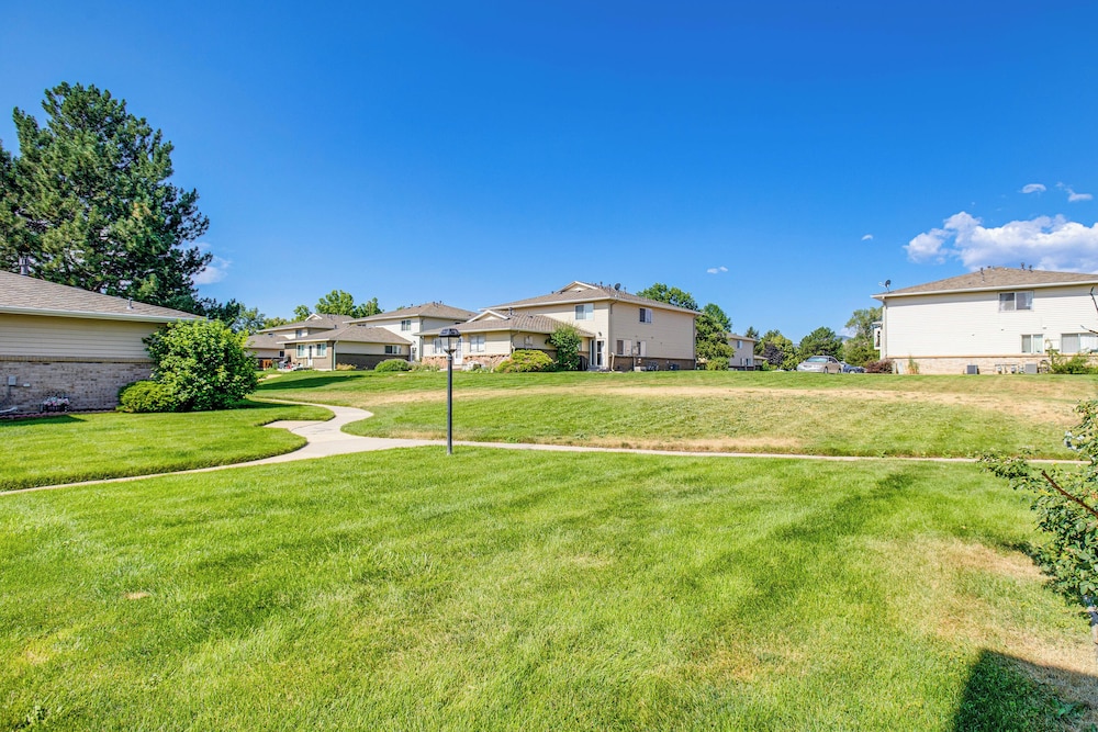 Explore Red Rocks & Green Mtn: Townhome w/ Pool!