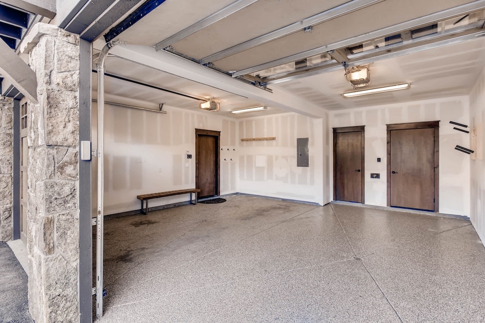 New 3bdr Luxury /sleeps 10 W Fireplace & Mountain Views 3 Bedroom Townhouse by RedAwning