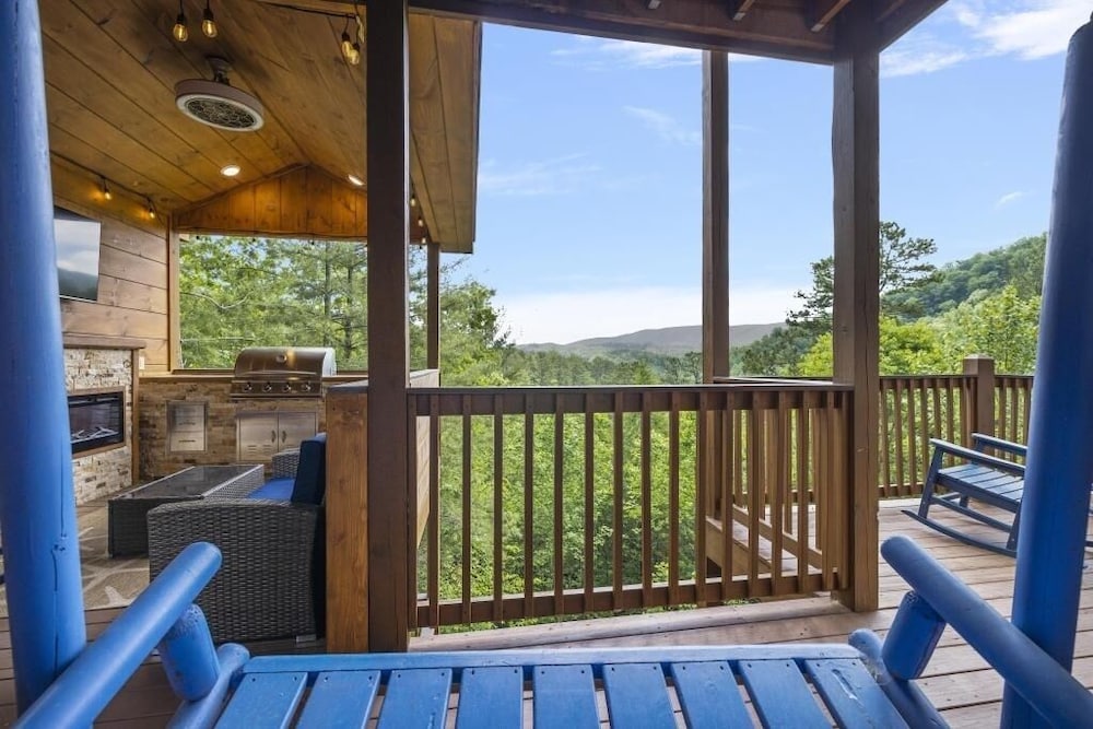 Place of the Blue Smoke - 5 Bedrooms, 5 Baths, Sleeps 16 Home by RedAwning