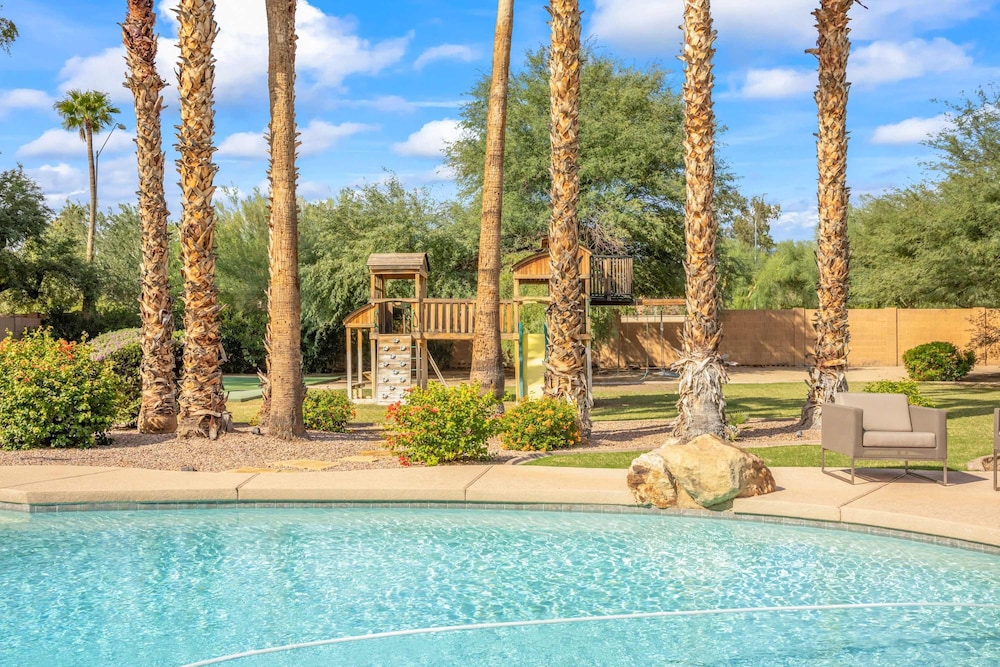 Scottsdale Clubhouse With Pool and Basketball