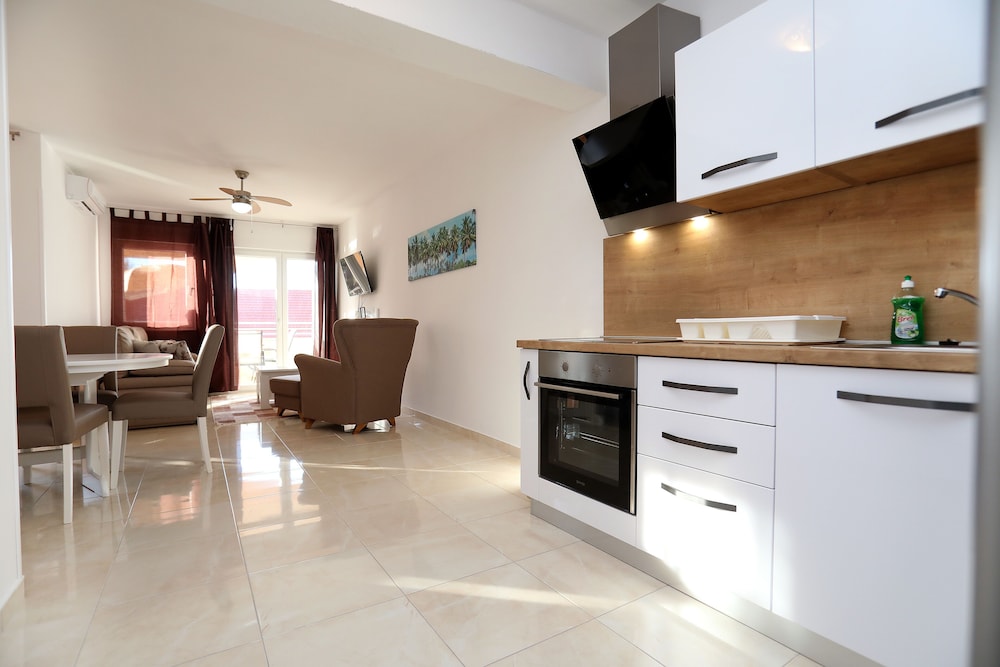 Lovely 2-bed Apartment in Okrug Gornji view 4