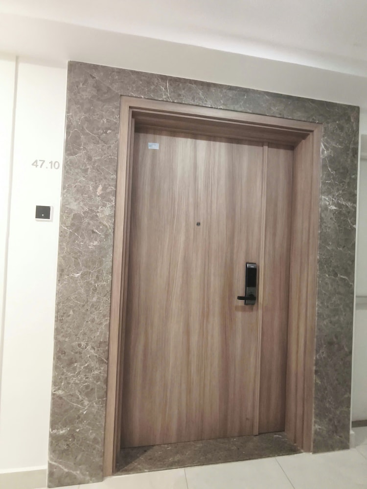 Skyway White & Silver Riverside Resident - Binh Thanh, HCM