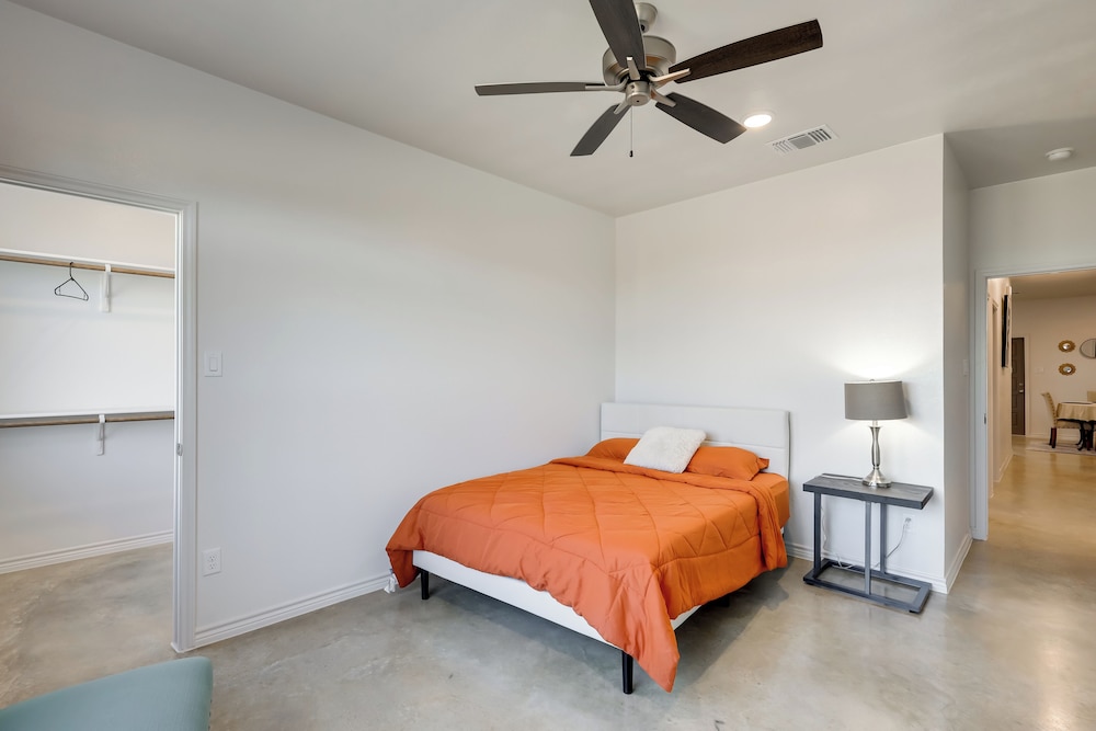 2 Mi to Downtown Temple: Pet-friendly Home w/ Yard