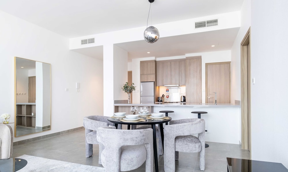 LUX  The Dubai Marina Skyline Suite