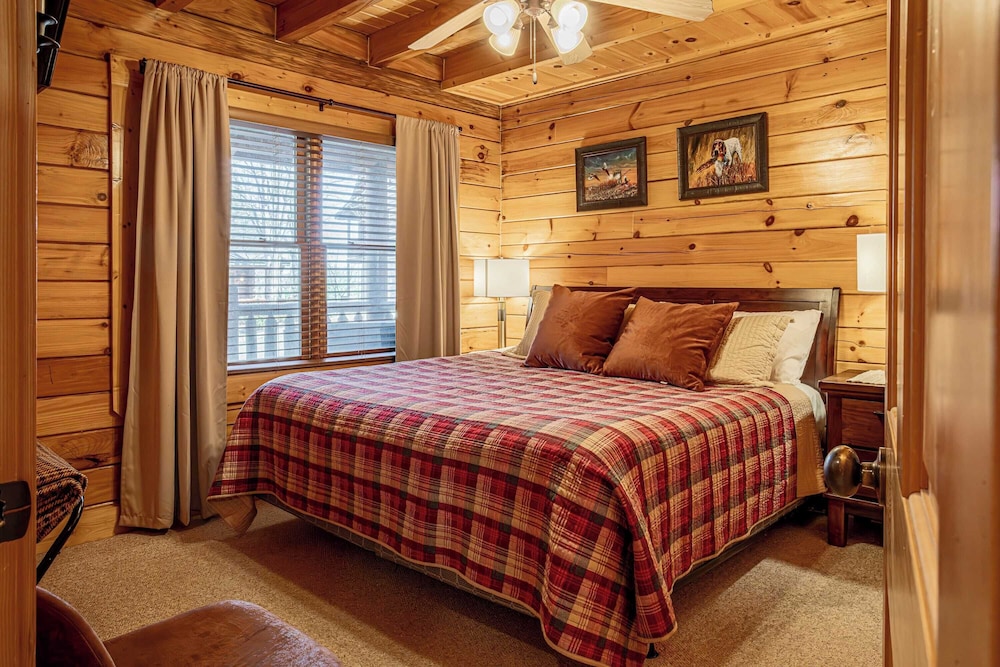 Bear Creek Way by Avantstay Hot Tub, Game Room, Air Hockey, Near Dollywood & Smoky Trails