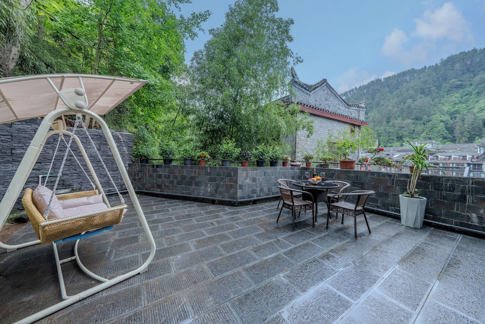 Fenghuang Yiquan River View B&B