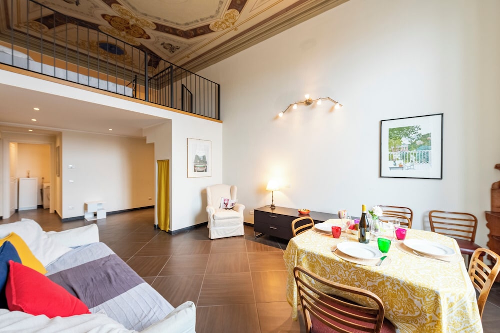Beautiful Flat Next To Aquarium