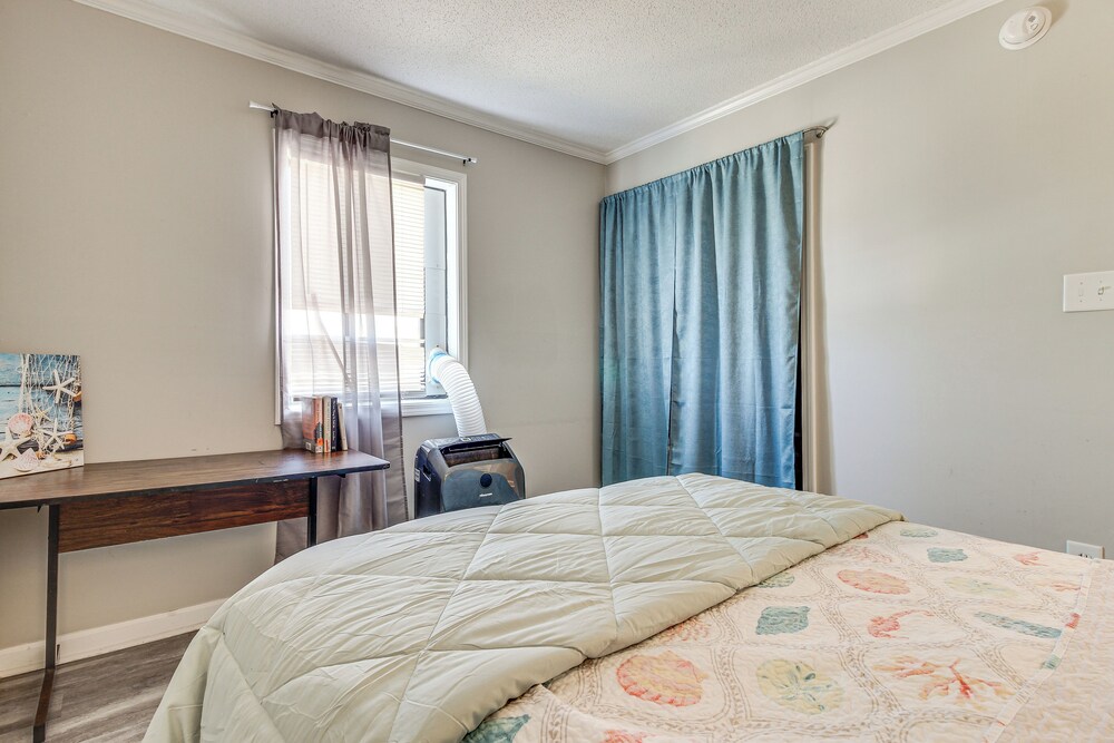 Walk to Ocean: North Topsail Beach Gem w/ Balcony!