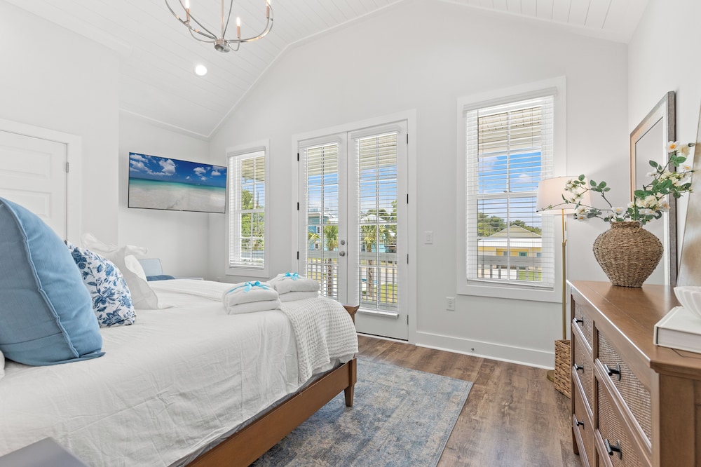 Spacious 6BR Beach Home Sleeps 15 Relax & Reconnect at Coastal Breeze