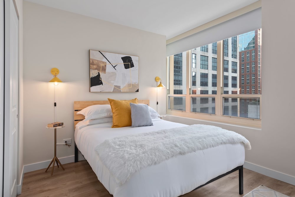 Near Riverwalk 2BR Private Balcony Downtown