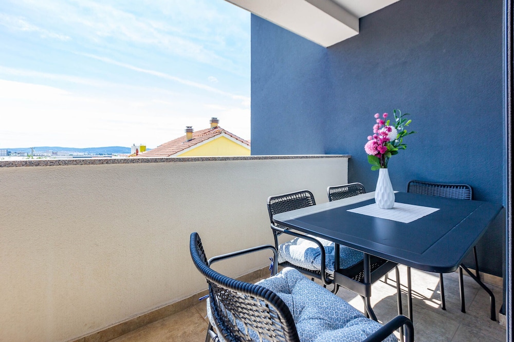 Exquisite Prestige Luxury Apartments With Shared Pool