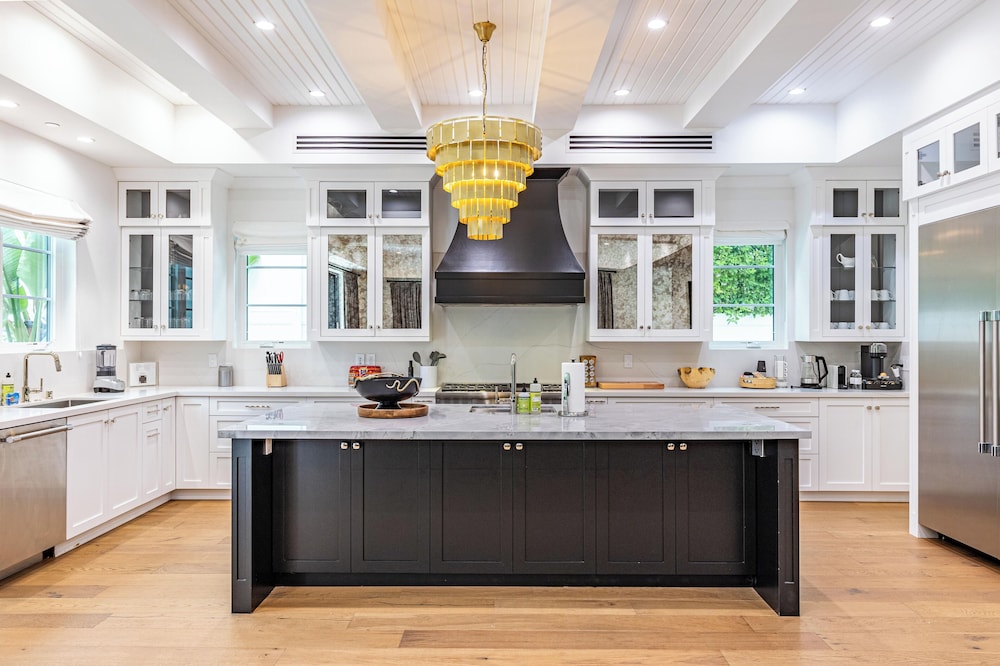 Otis Ave - Modern Farmhouse Retreat w/ Pool, Spa & Luxe Interiors