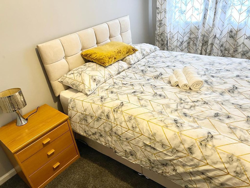 Remarkable 3-bed Apartment in Newport view 2