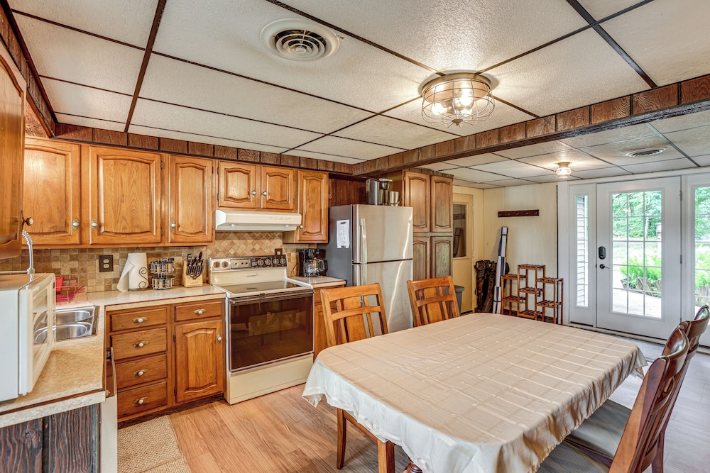 Lakefront Home w/ Deck: Central Michigan Escape!