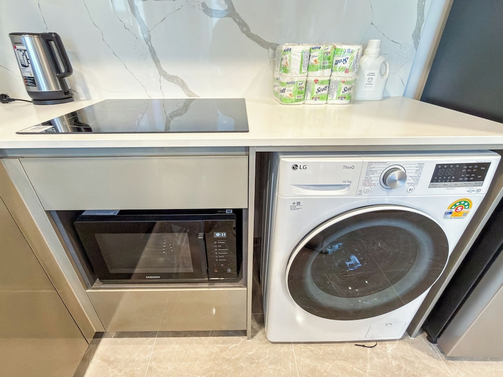 Luxury Downtown Bangkok 2BR 2BA · Sky Pool Gym · 5min Walk to Siam Paragon