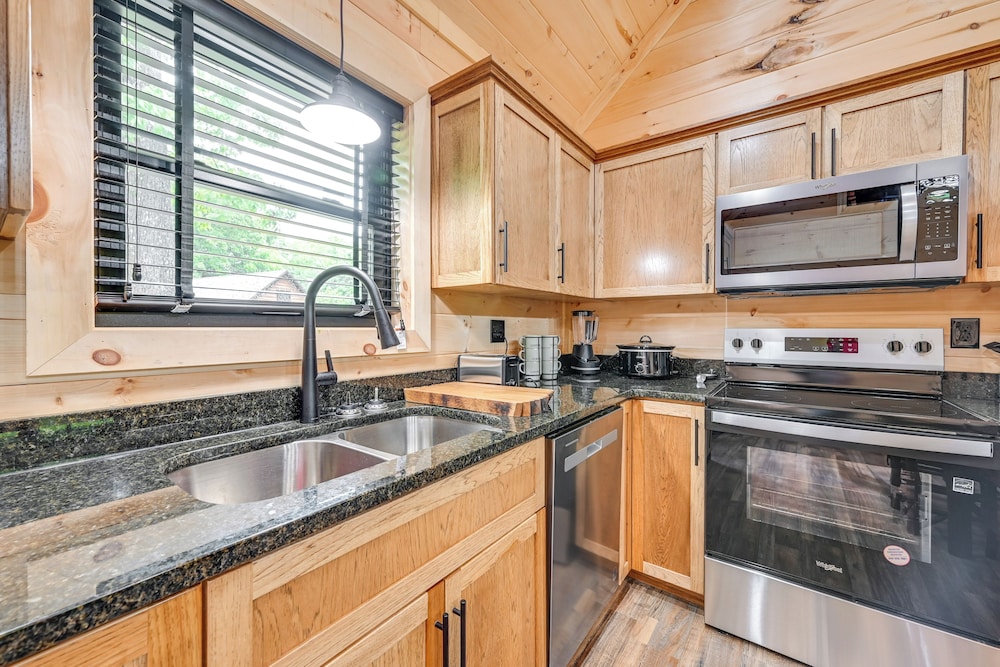 Near Mammoth Cave: Family-friendly Cabin w/ Patio!