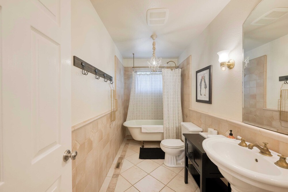 Pool + Hot Tub + Firepit + Game Room Minutes From Sebastopol & Russian River Baker Lane Retreat