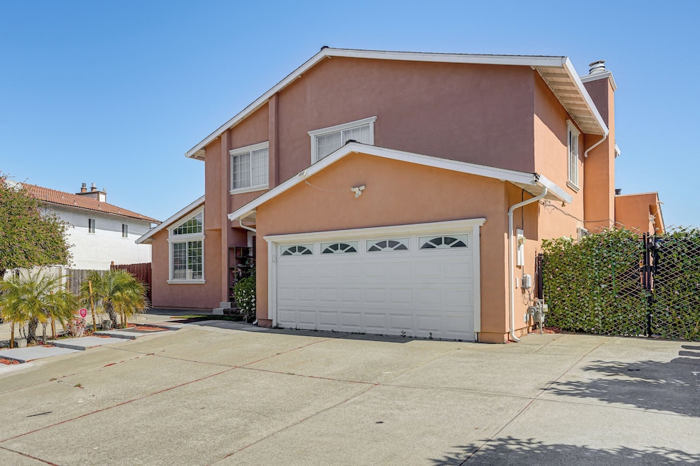 Bay & Hill Views: Modern Hercules Home