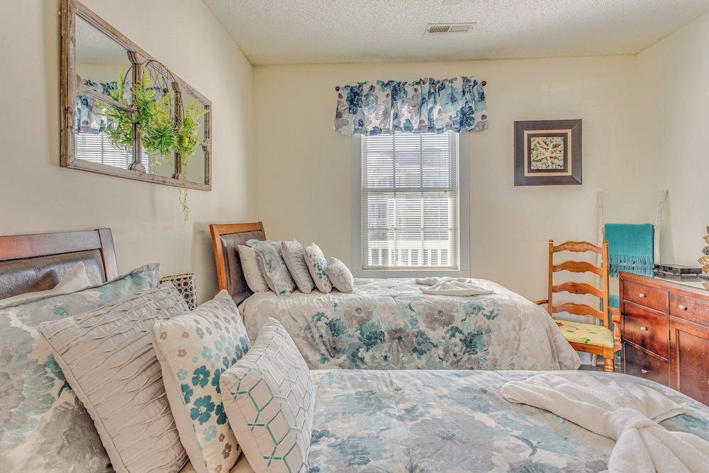Swim, Putt & Play: Central Condo in Myrtle Beach!