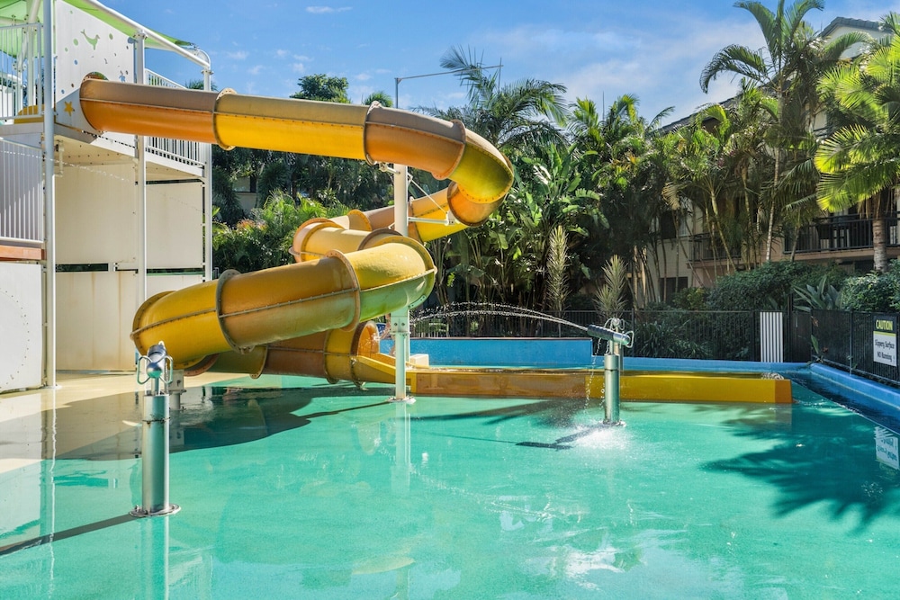 2-bed Family Haven With Pools, BBQ & Playgrounds
