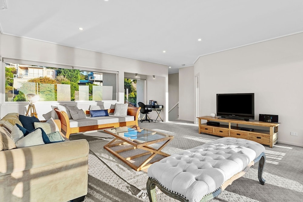Clifftop Family Retreat With Views Pool