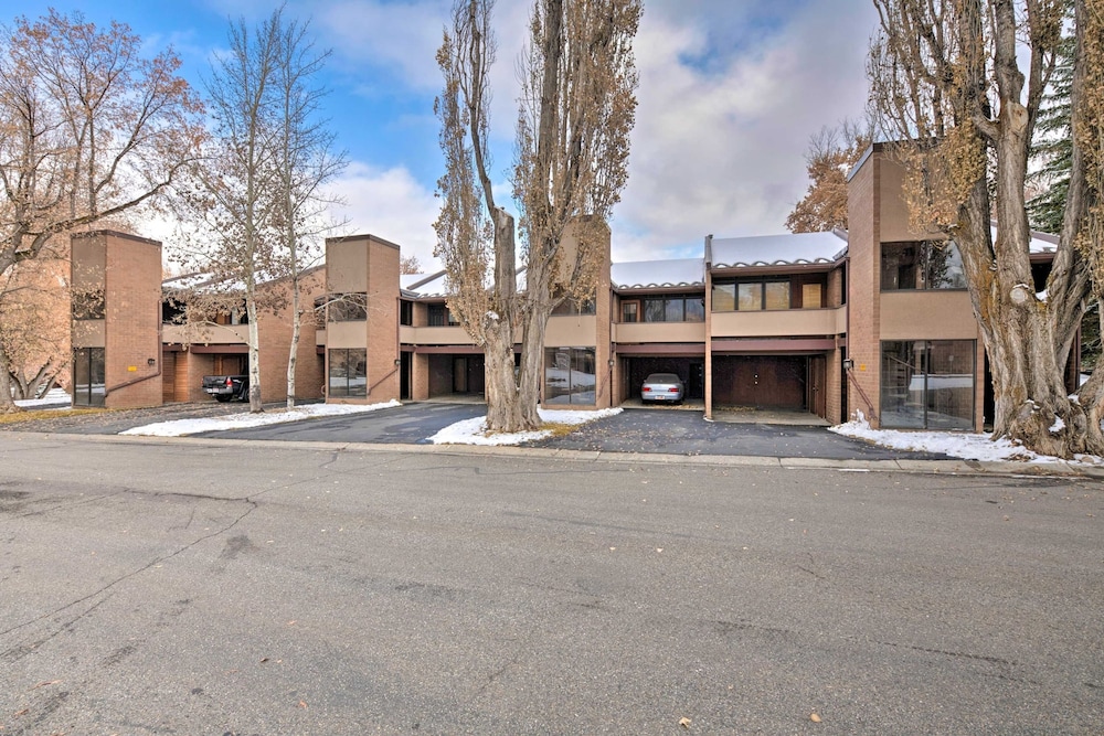 Parkside Loft by Avantstay Walk to Ski Lifts Town Pool Hot Tub Access