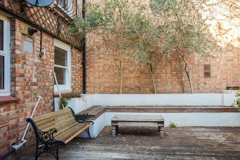 Modern & Spacious 2 Bedroom Flat Near Clapham Common