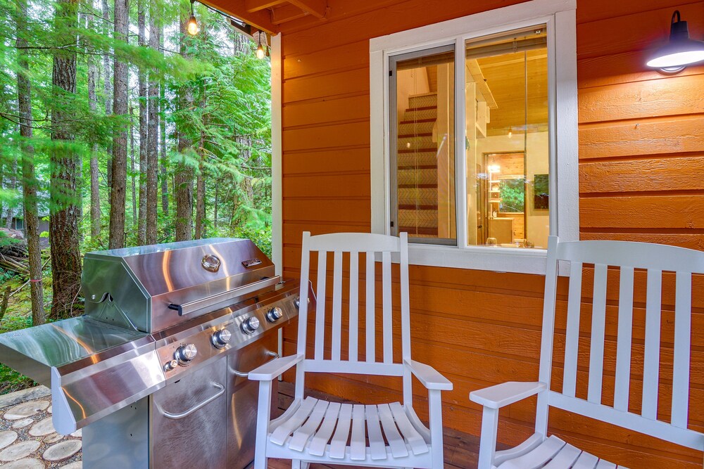 Adorable A-frame Cabin, Steps to Lake Cushman! view 2