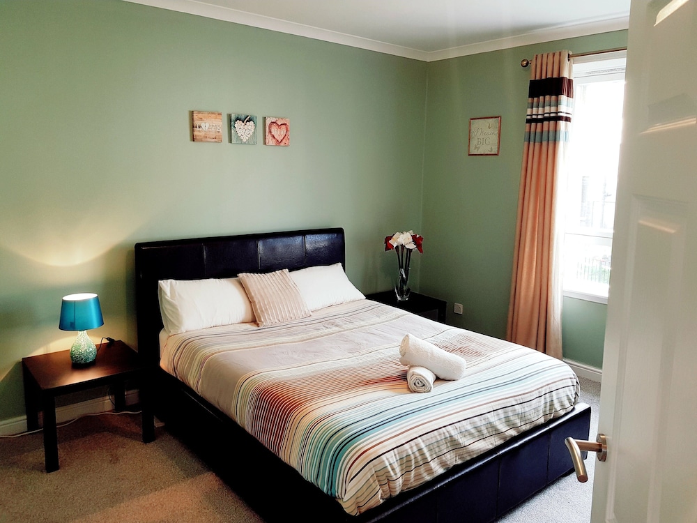 Warm Cosy Family Home With Free Parking view 2