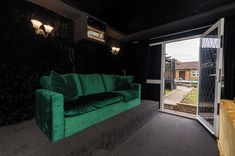 Heathrow House with Hot tub and Garden