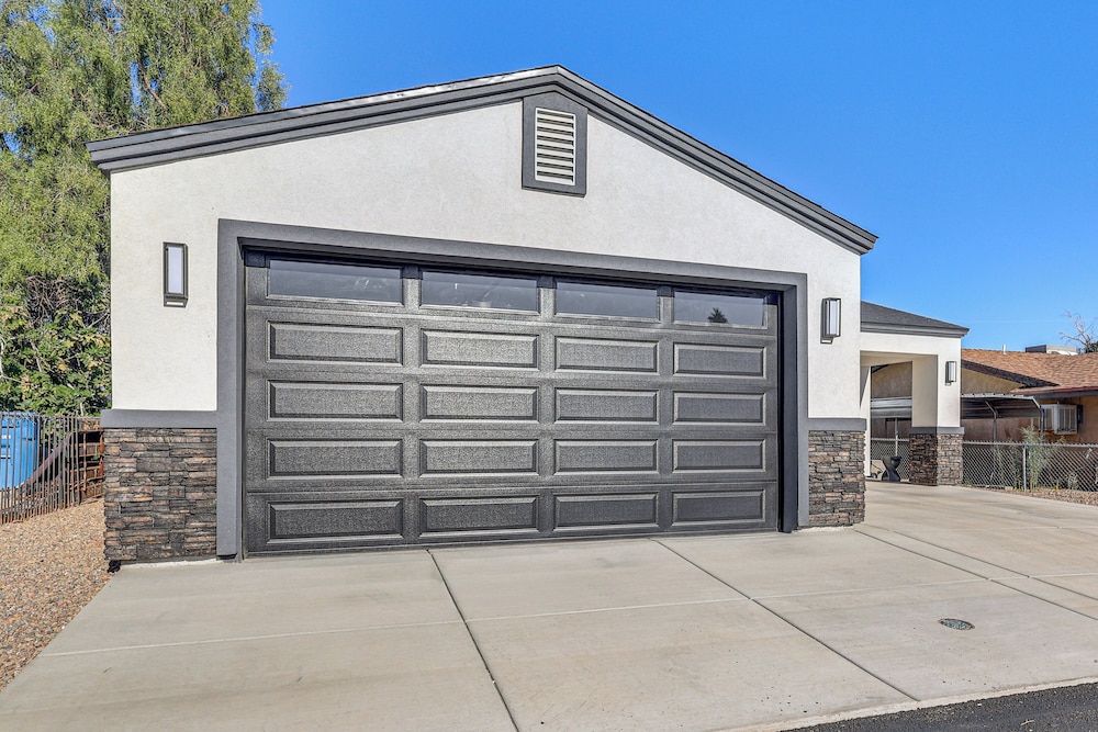 2 Mi to Colorado River! Home w/ Dog-friendly Yard