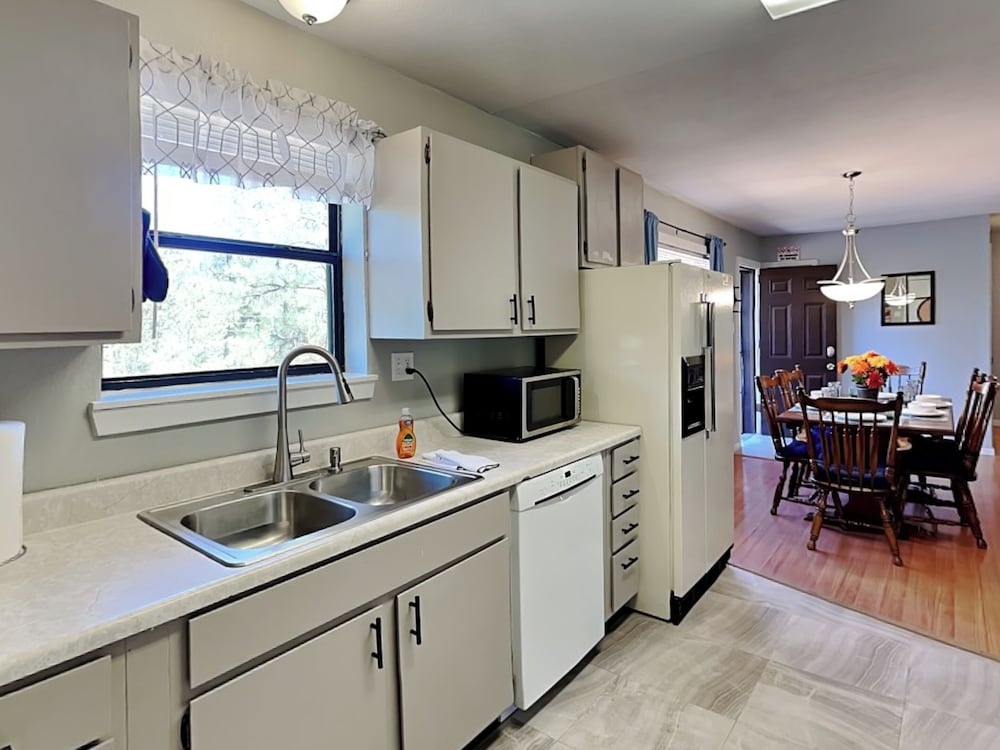 Knotty Pines Cabin by Ruidoso Vacation Rentals
