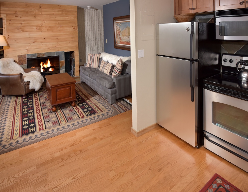 Vail 21 #306 2 Bedroom Condo by Redawning