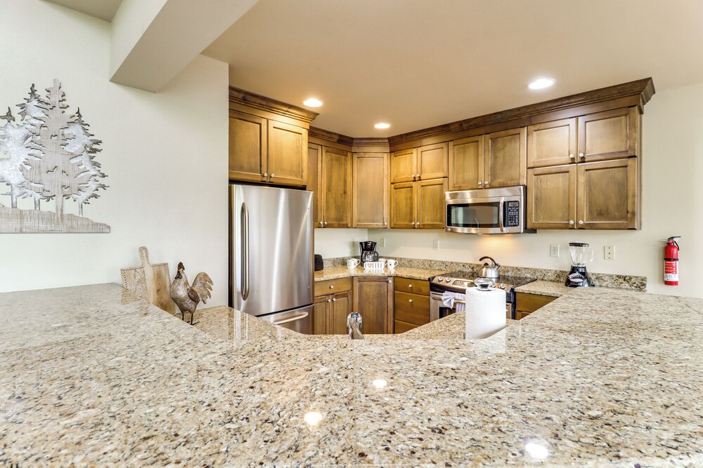 Beach Access & Hot Tub: Retreat in Lake Harmony!