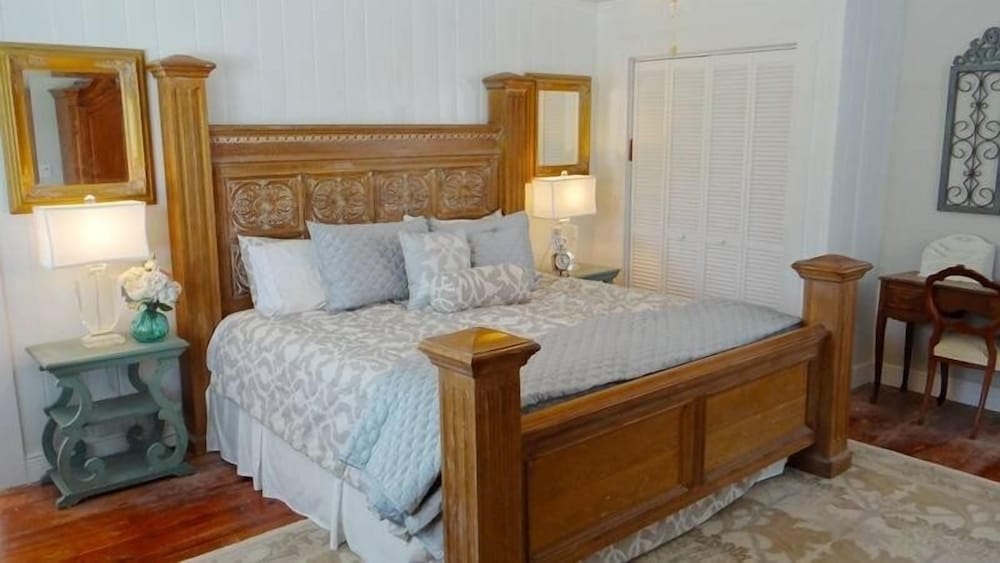 2404 Ave B 2 Bedroom Cottage by RedAwning