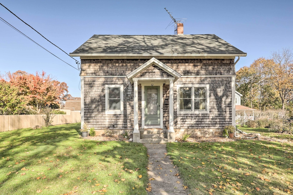 Cozy Historic Wakefield Home Close to Beaches - Property Image 4
