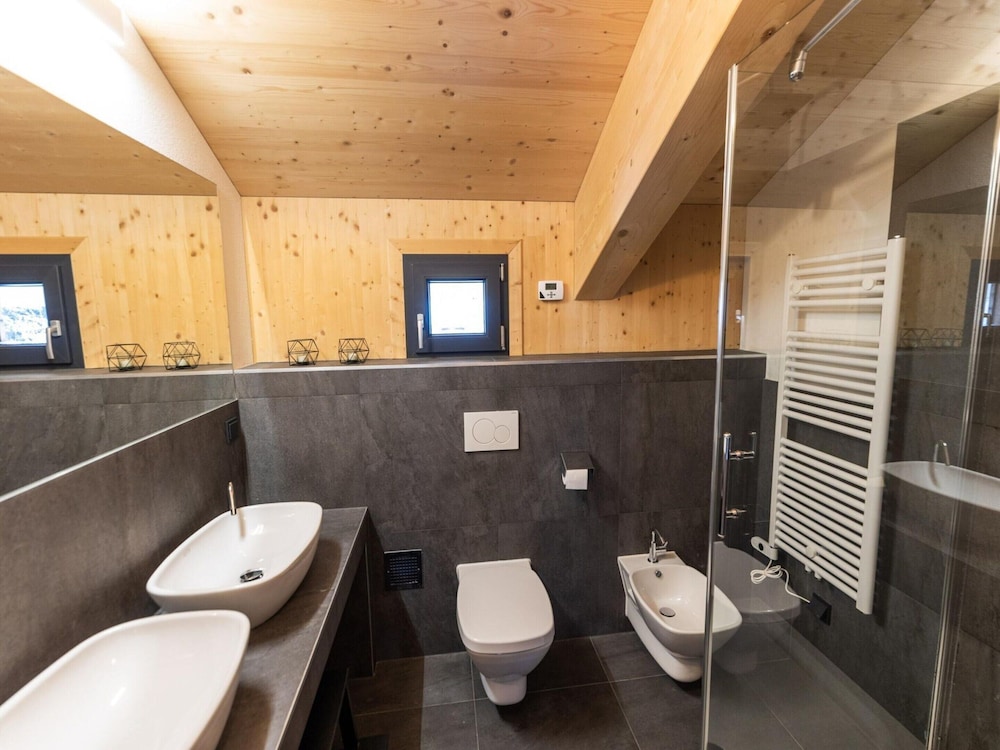Luxurious Chalet With Outdoor Whirlpool