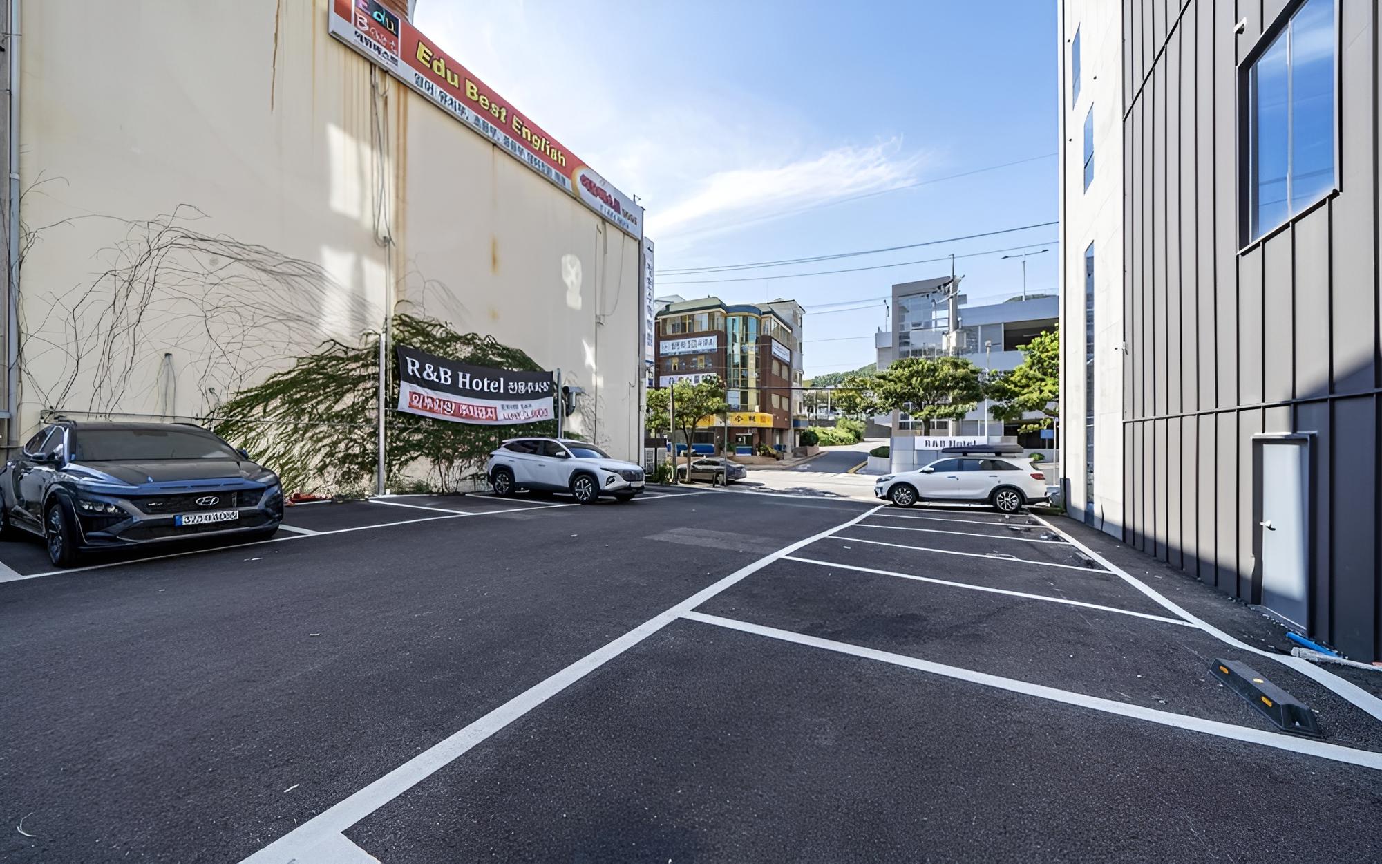 R&B Business Hotel