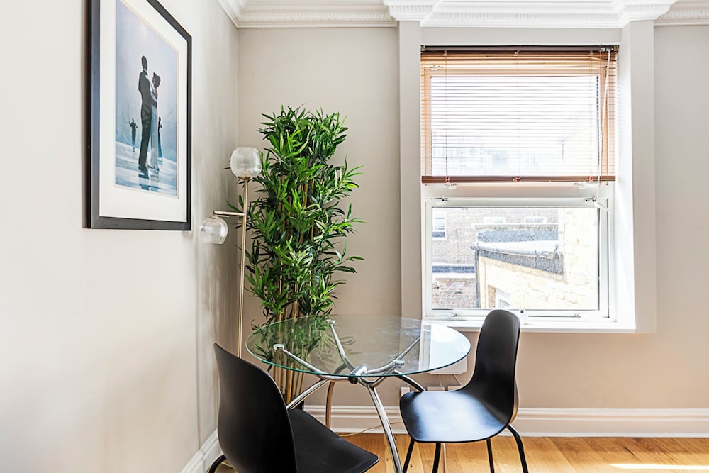 Modern Top-floor Victorian Charm in Kensington