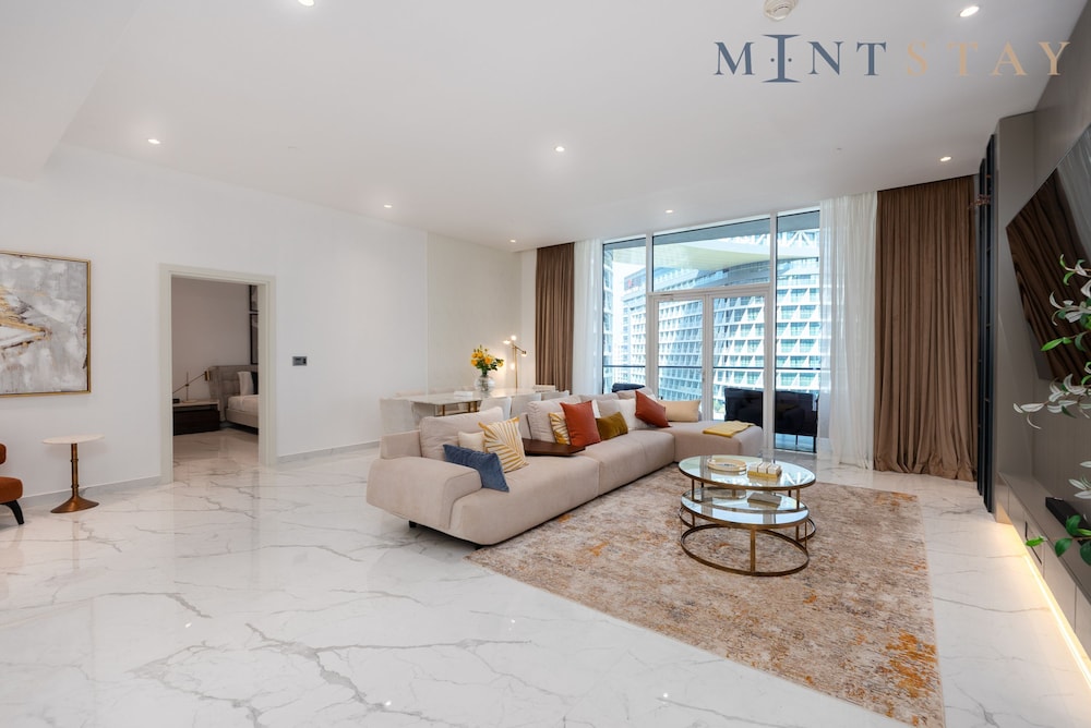 Modish Palm 3BR w Private Balcony Beach Access