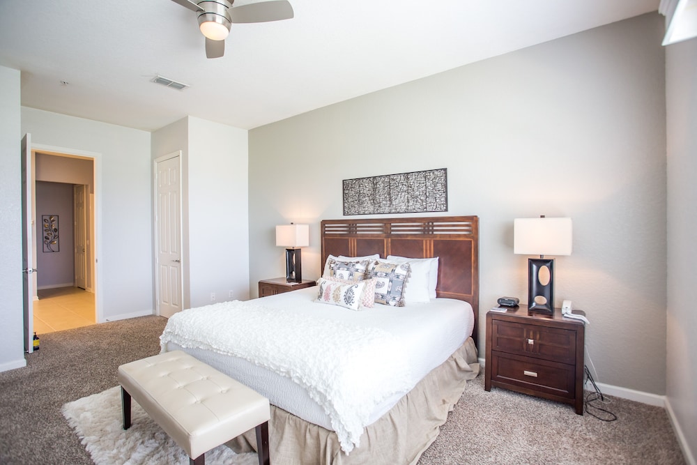 Altavista Lakeview 3 Bedroom Condo by RedAwning