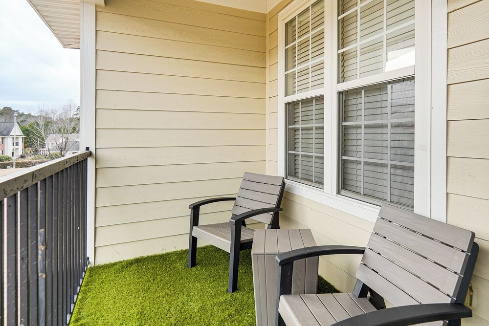9 Mi to Dtwn Fayetteville: Condo w/ Pool Access!